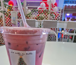 La vie est belle coffee shop photo