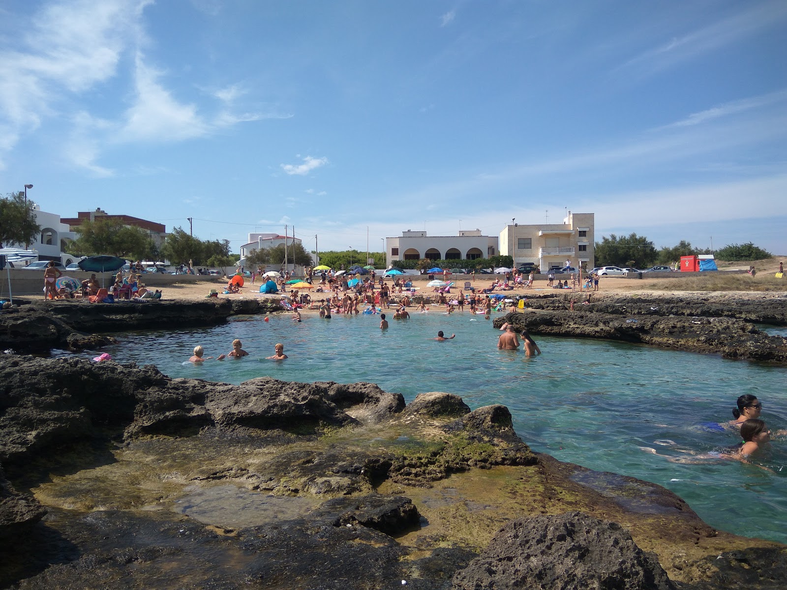 Foto von Scoglio del Cavallo - Torre Santa Sabin mit beiger sand Oberfläche