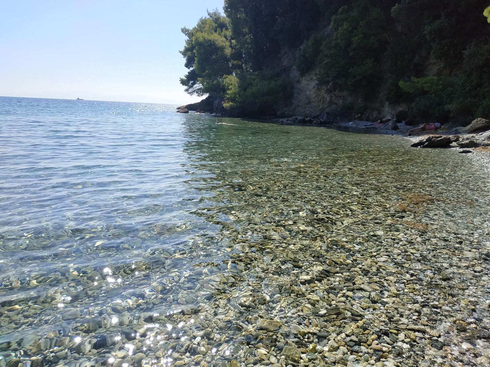 Foto av Andrines beach och dess vackra landskap