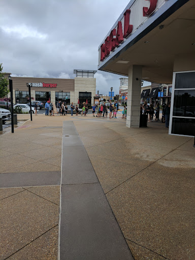 Movie Theater «Regal Cinemas Virginia Gateway 14 & RPX», reviews and photos, 8001 Gateway Promenade Pl, Gainesville, VA 20155, USA