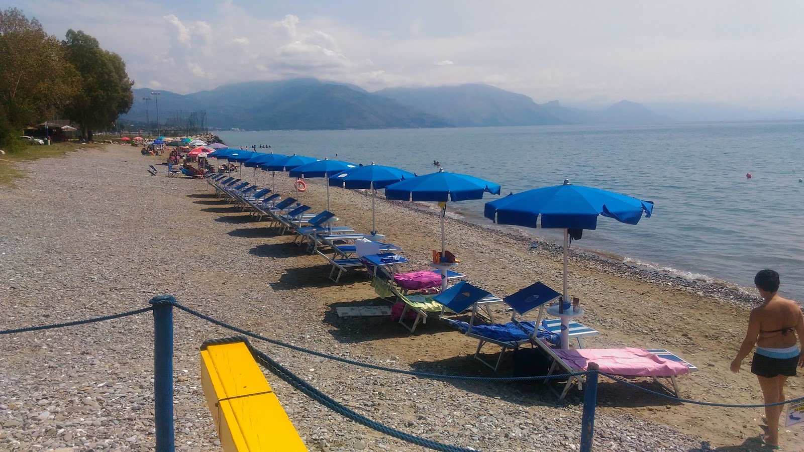 Foto av Capitello beach med musta hiekka ja kivi yta