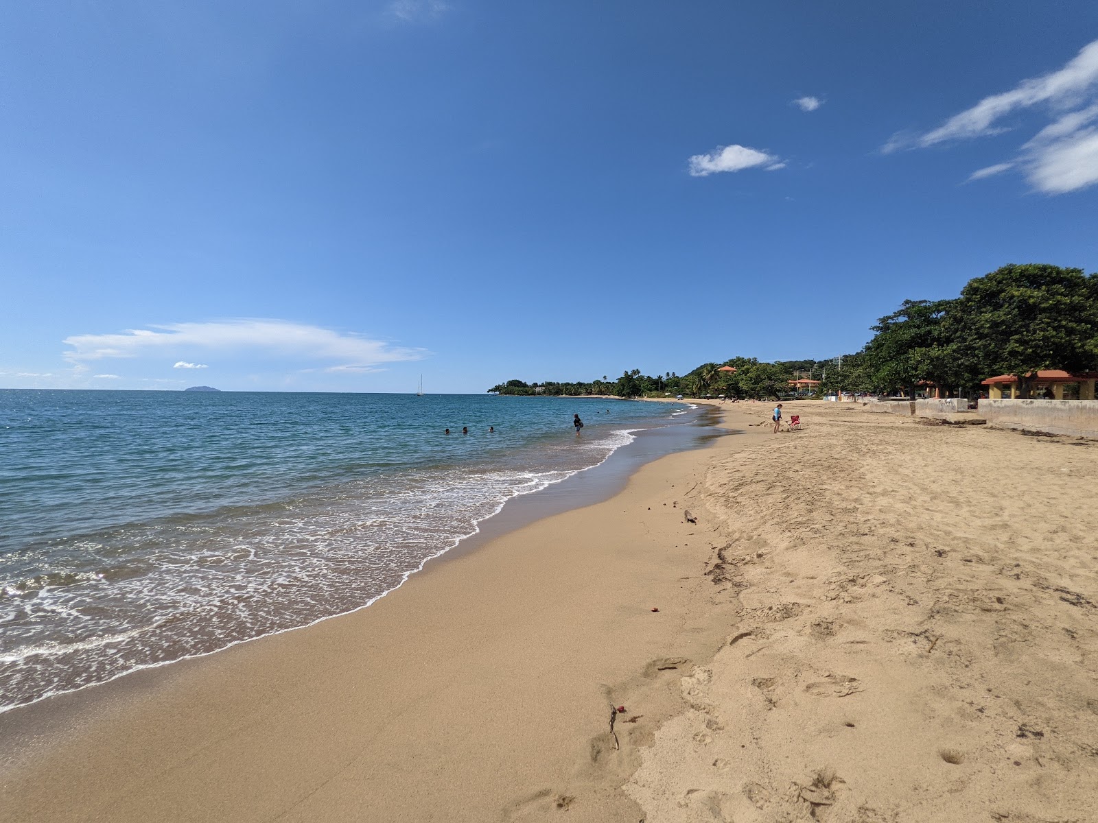 Foto van Playa Dona Lala Beach met helder fijn zand oppervlakte