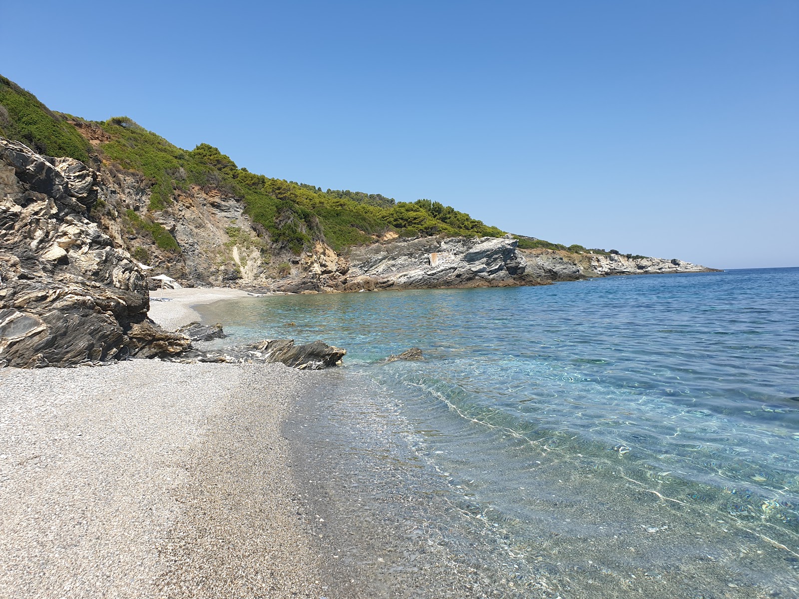 Foto de Perivoliou beach com pequena baía