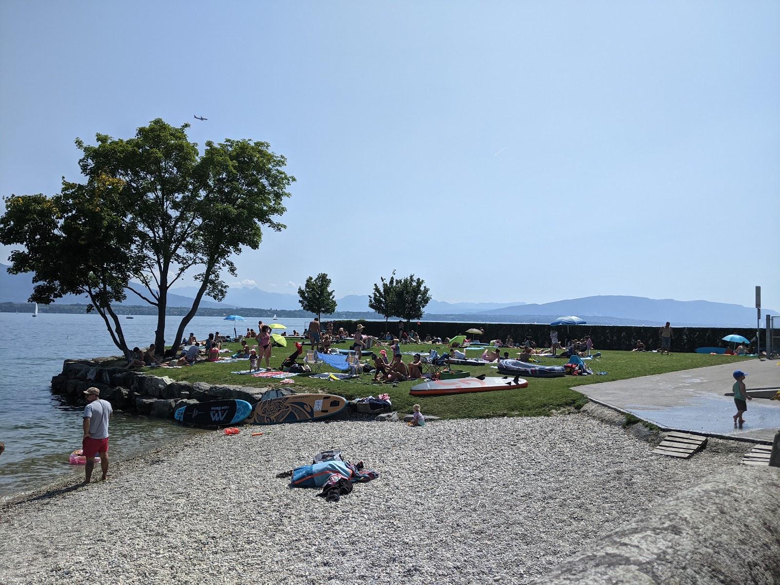 Foto av Plage des Rocailles med små grå småstenar yta