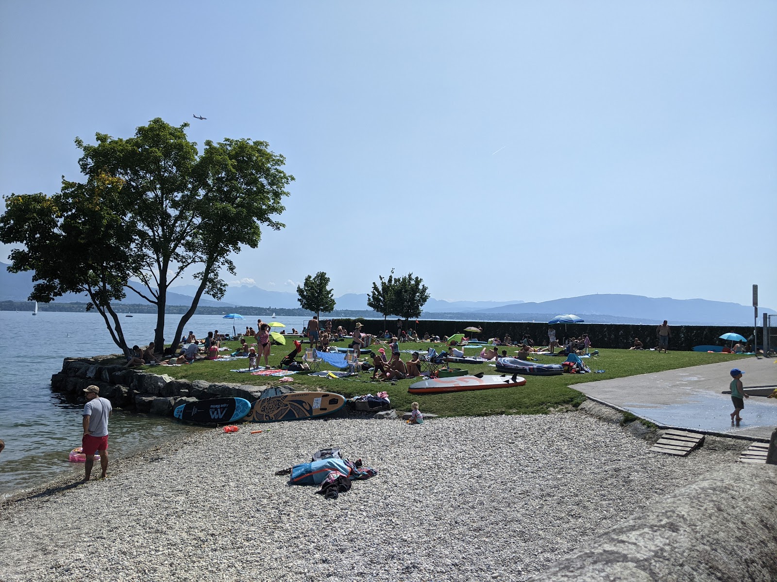 Plage des Rocailles'in fotoğrafı gri ince çakıl taş yüzey ile