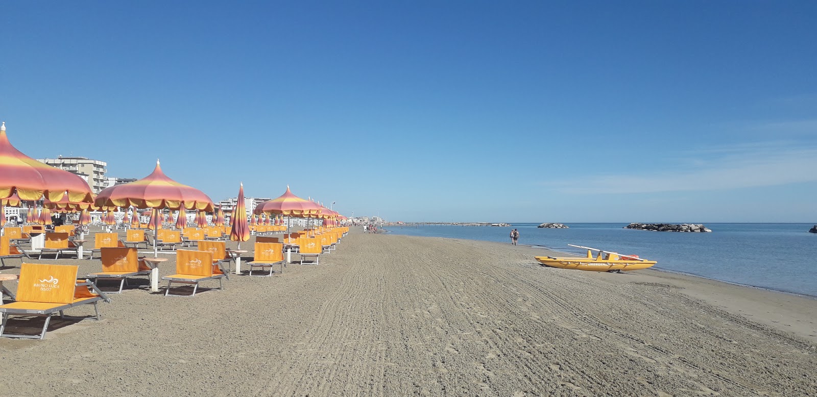 Foto van Torre pedrera beach met helder fijn zand oppervlakte