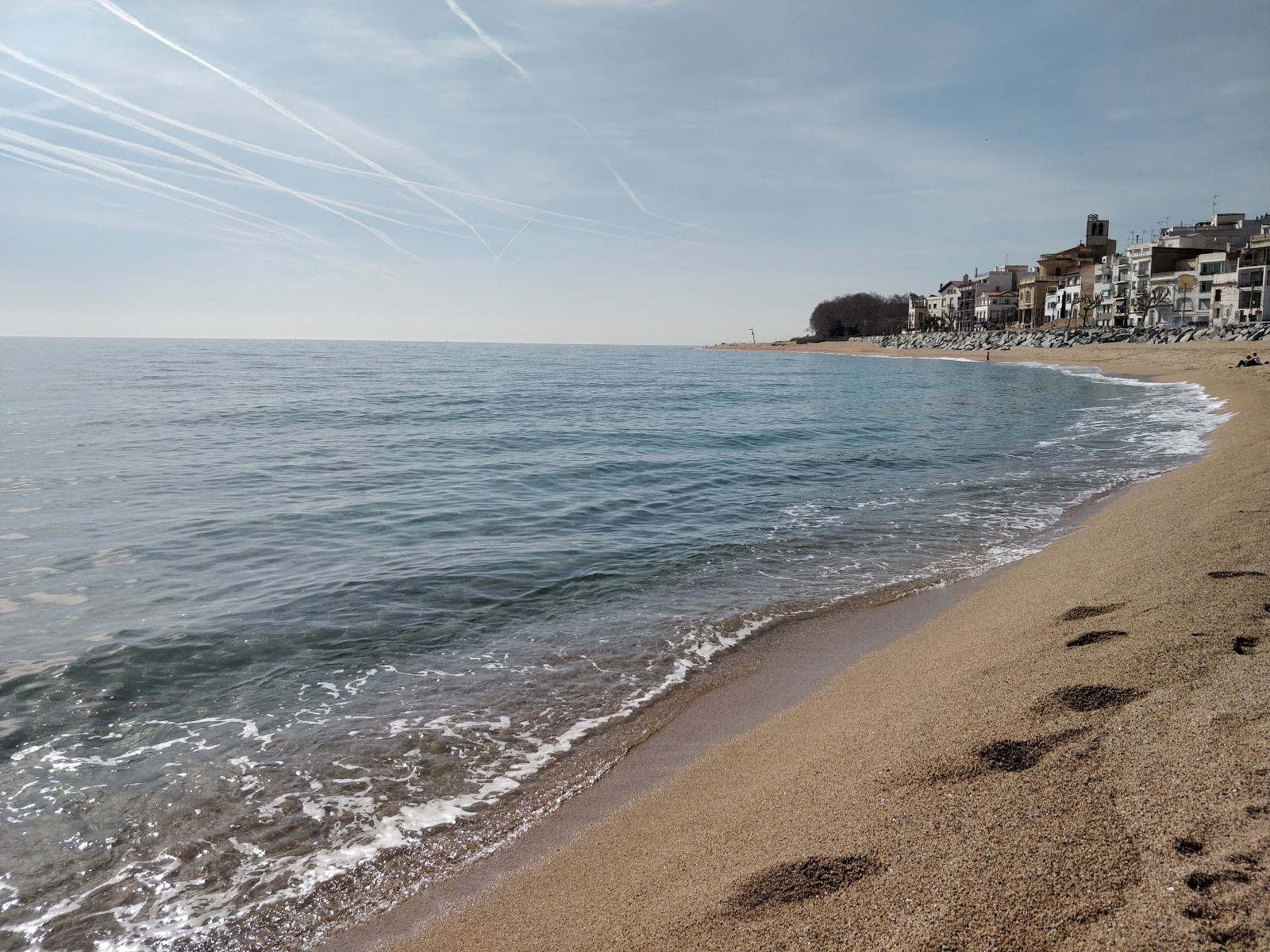 Photo de Platja de les Barques avec petite baie