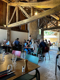 Atmosphère du Restaurant Le port de By à Grièges - n°2