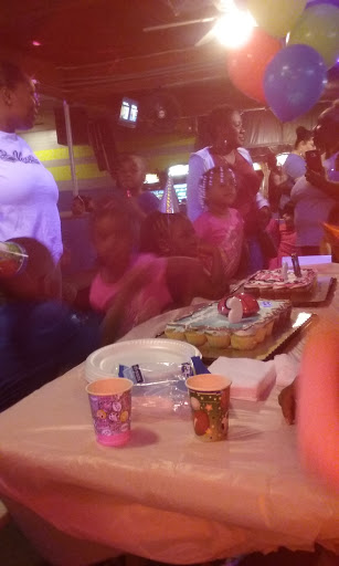 Roller Skating Rink «Rollero Family Roller Skating Center LLC», reviews and photos, 7318 W Indian School Rd, Phoenix, AZ 85033, USA