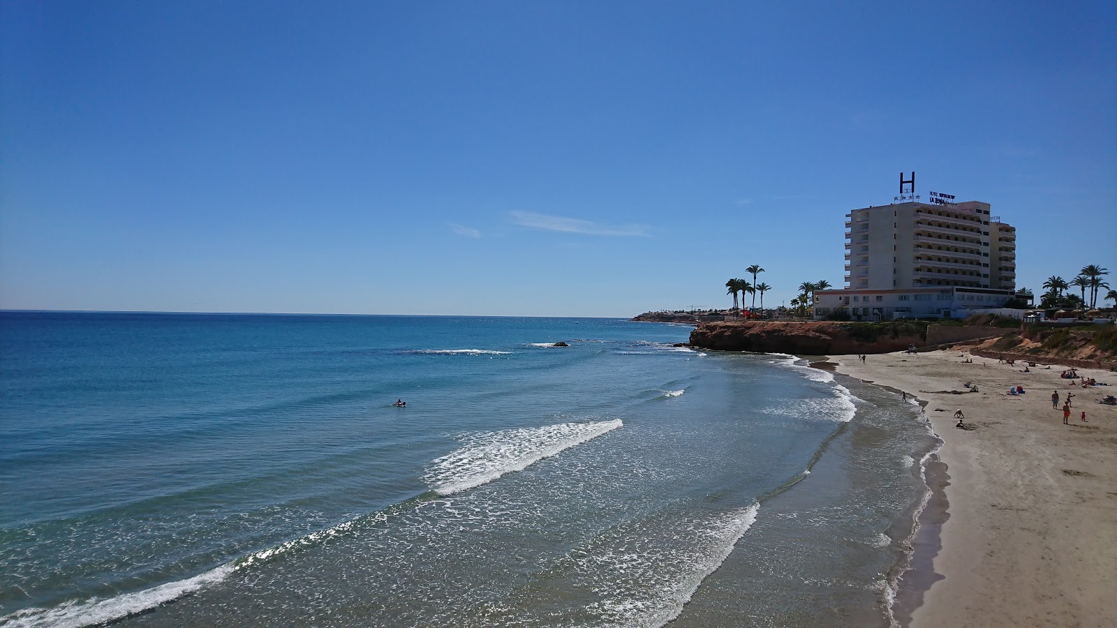 Foto av Playa Cala Cerrada med blått vatten yta