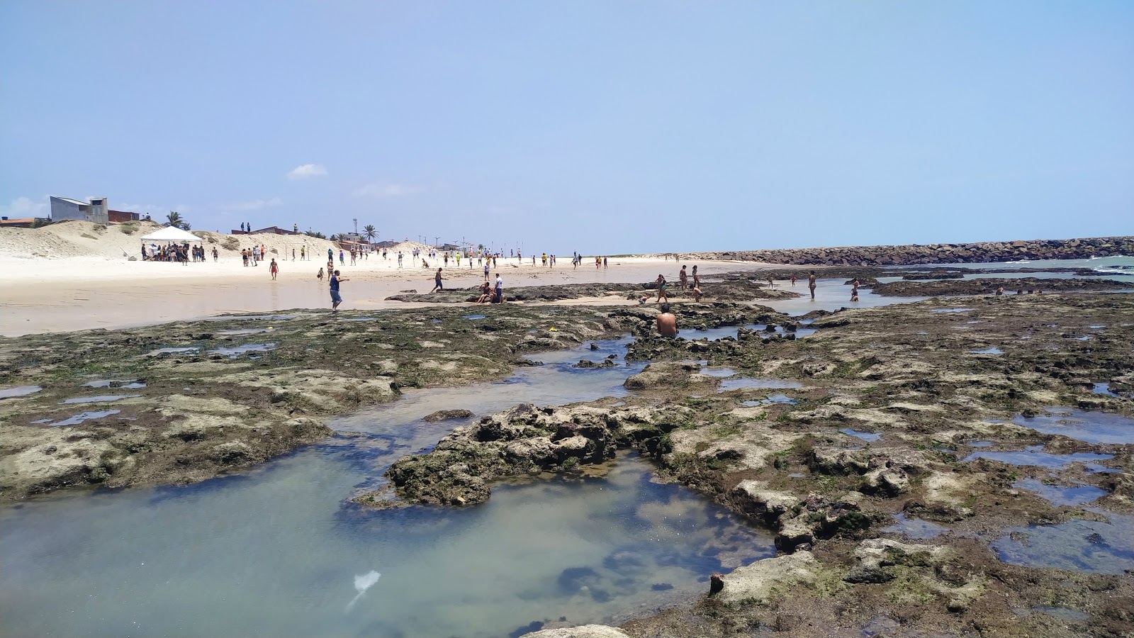Foto von Praia de Pirambu und die siedlung