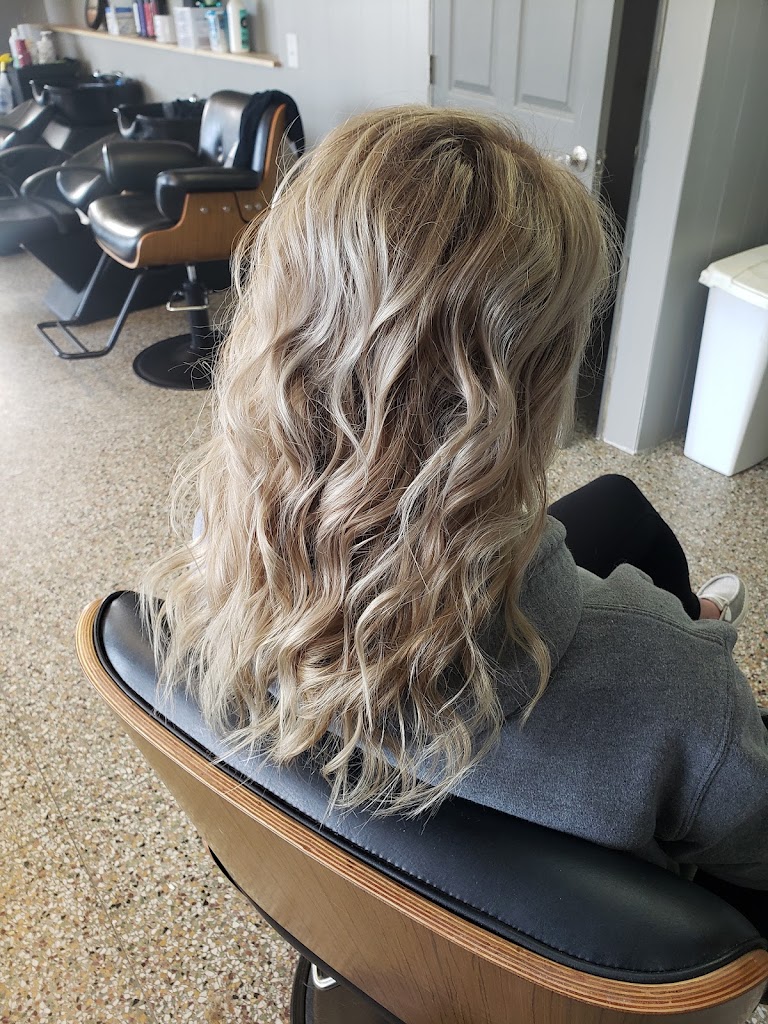 Salon 909 (formerly Carlos) 44662