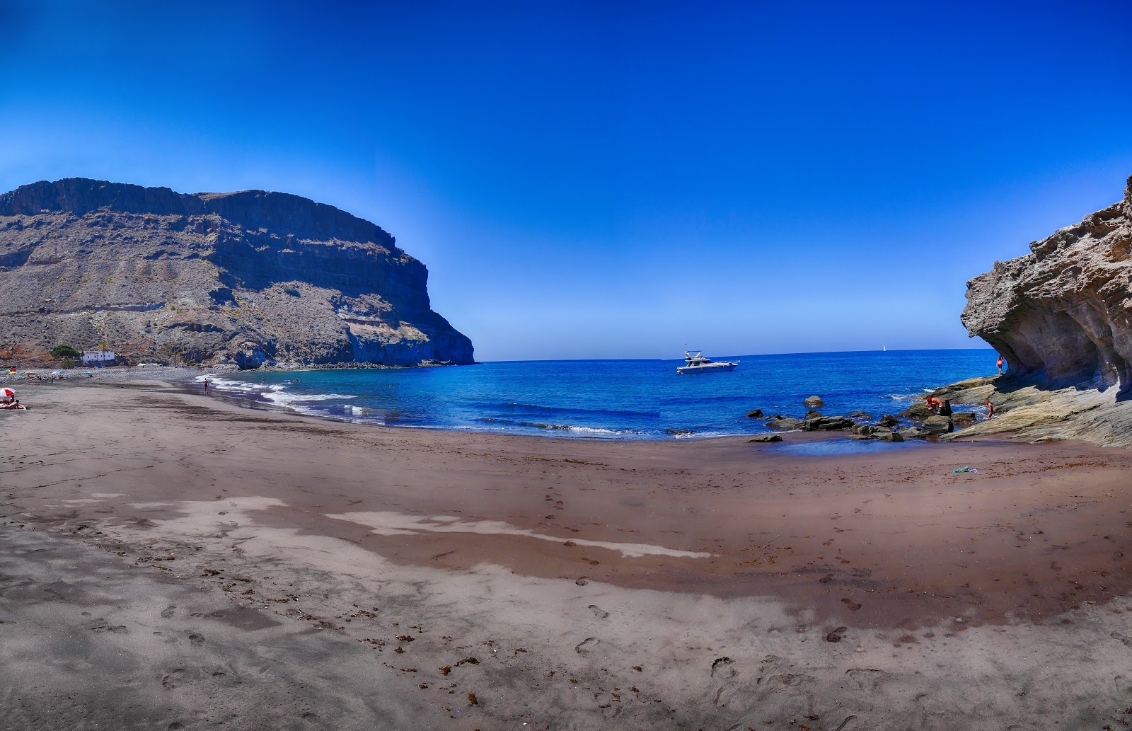 Playa de Veneguera'in fotoğrafı çok temiz temizlik seviyesi ile
