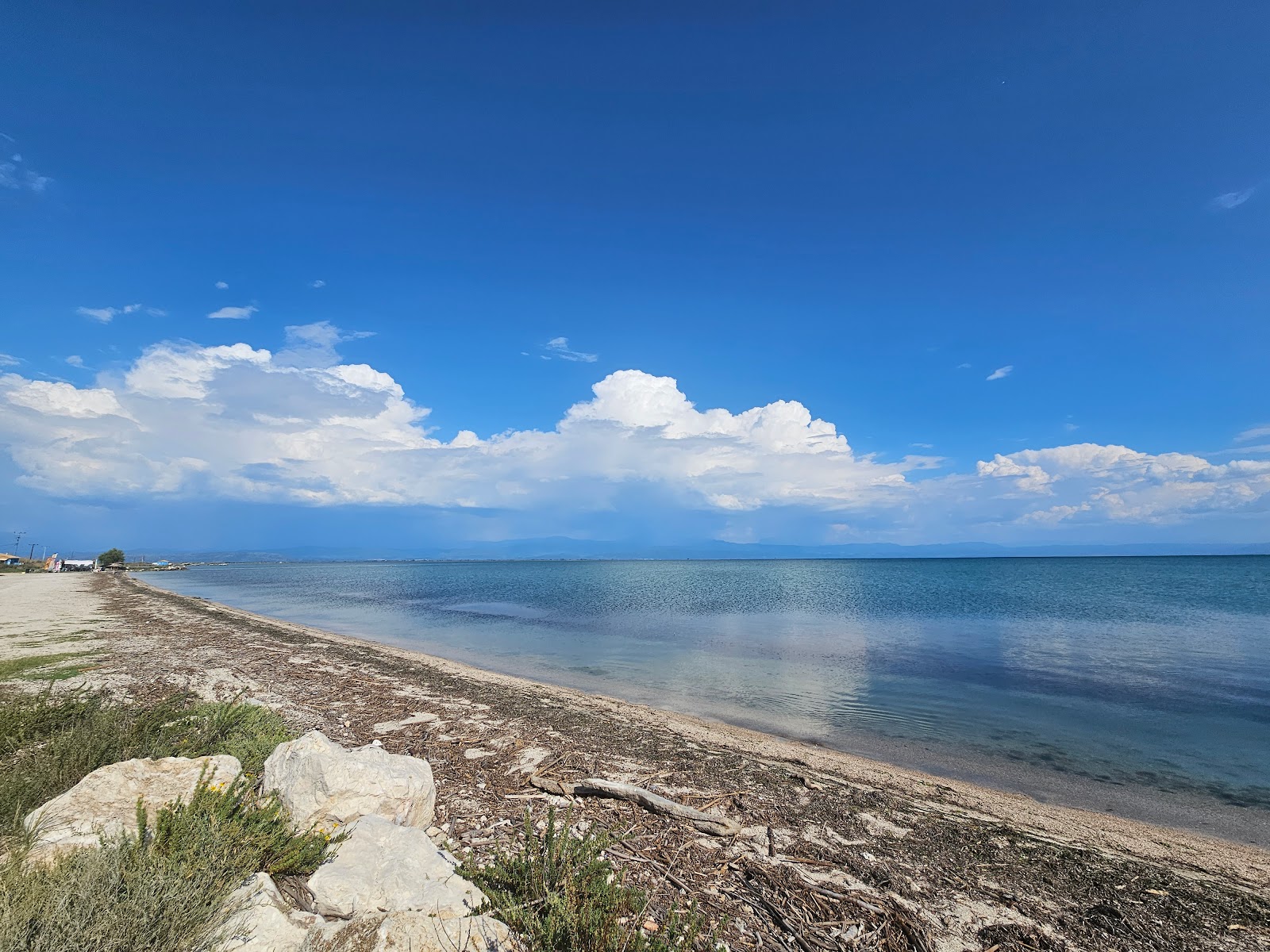 Foto di Fraxtis Beach con una superficie del sabbia beige