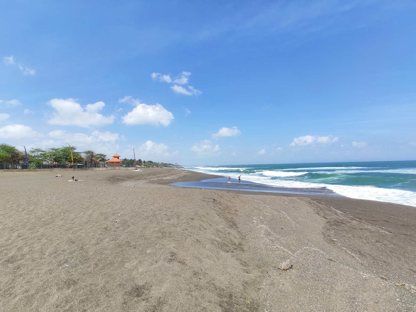 Photo de Munggu Beach avec l'eau turquoise de surface