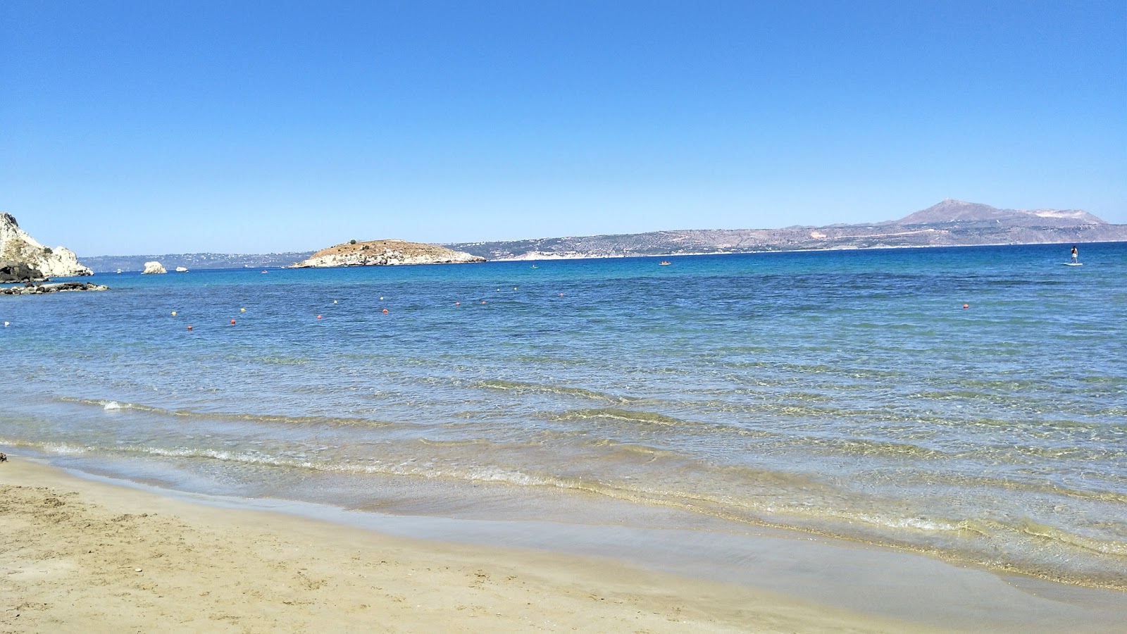 Foto av Almirida beach med grönt vatten yta