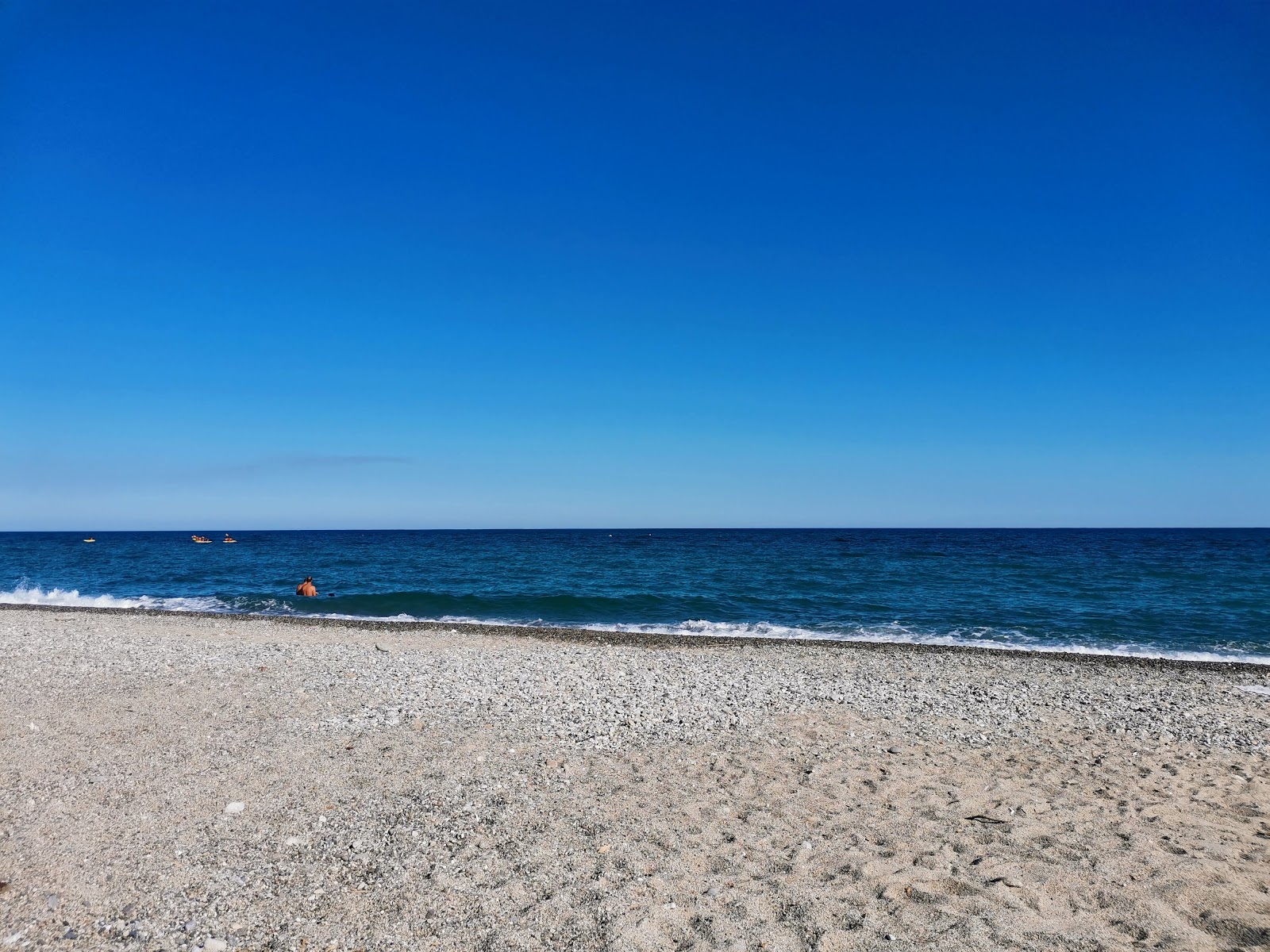 Foto di Simeri Mare beach con una superficie del acqua blu