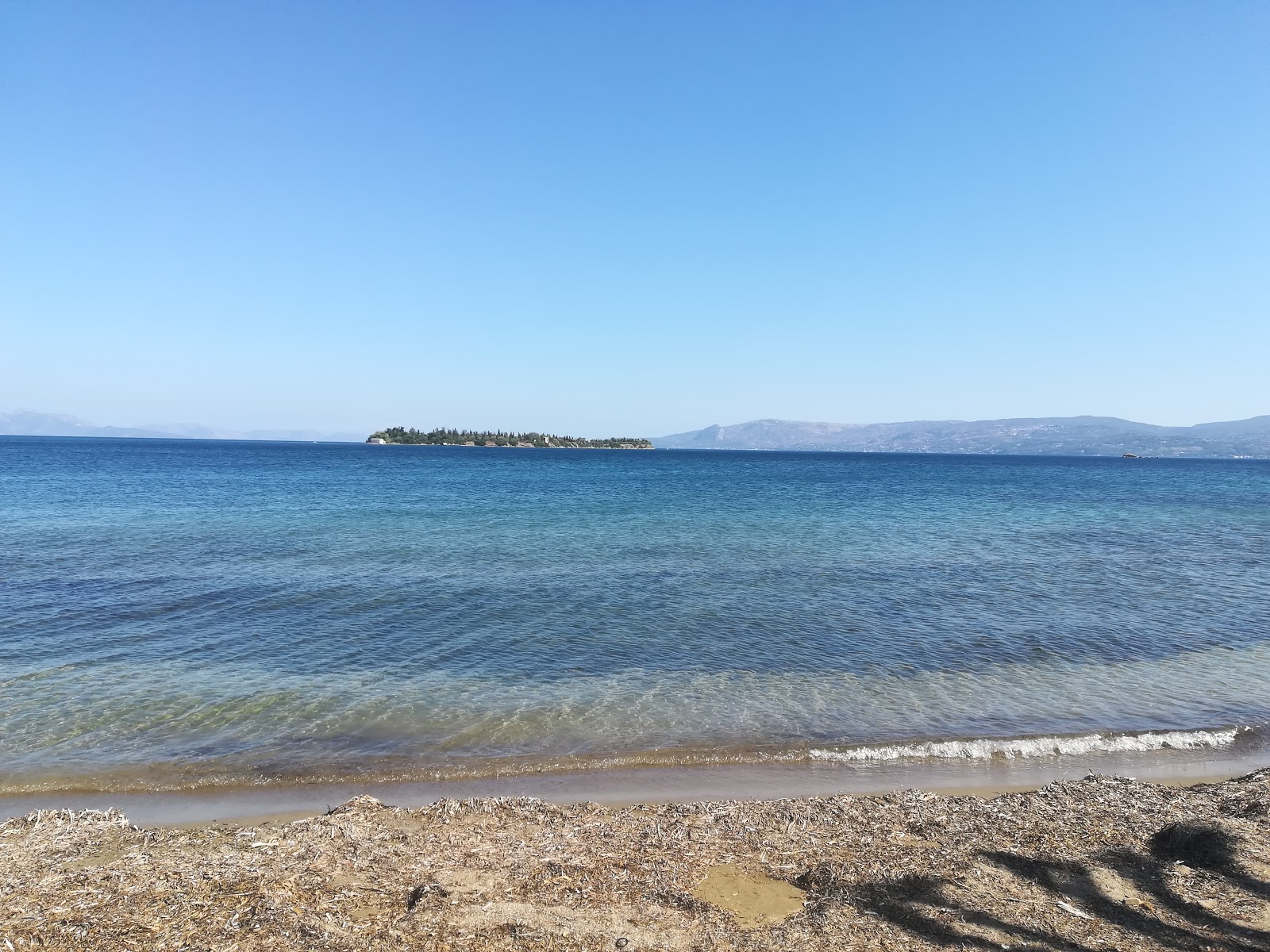 Valokuva Eviana beachista. pinnalla vihreä puhdas vesi:n kanssa