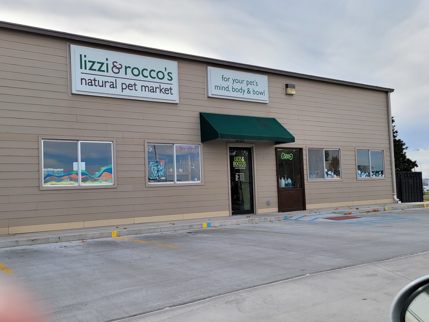 Lizzi & Rocco's Natural Pet Market