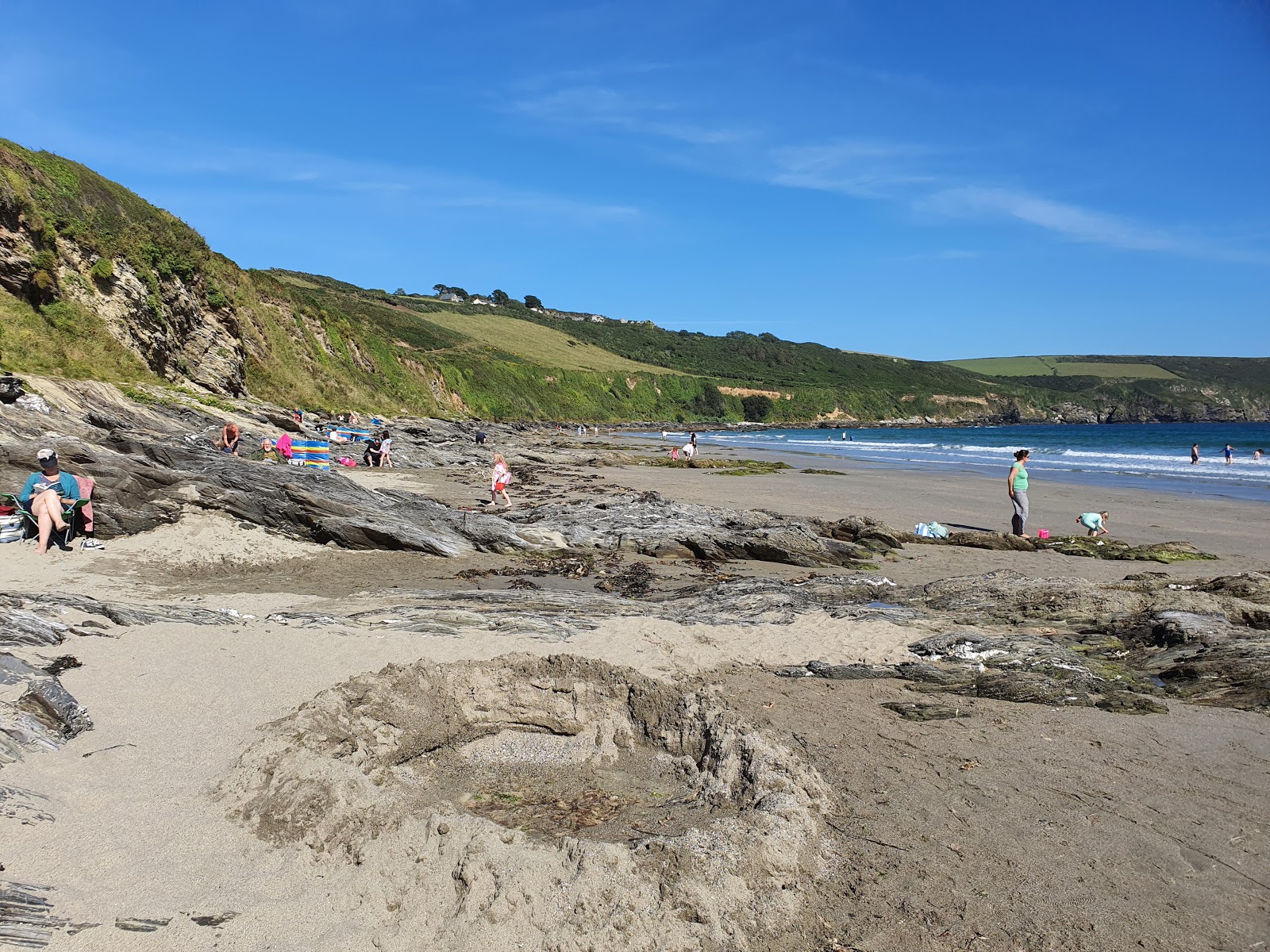 Foto von Carne Strand umgeben von Bergen