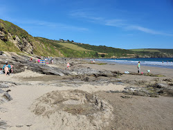Foto von Carne Strand umgeben von Bergen