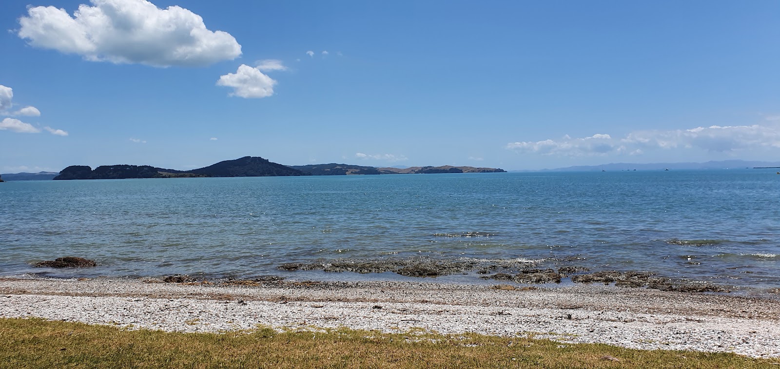 Photo of Kawakawa Bay with long straight shore