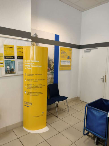 La Poste - Centre d’examen du code de la route à Givet, Ardennes