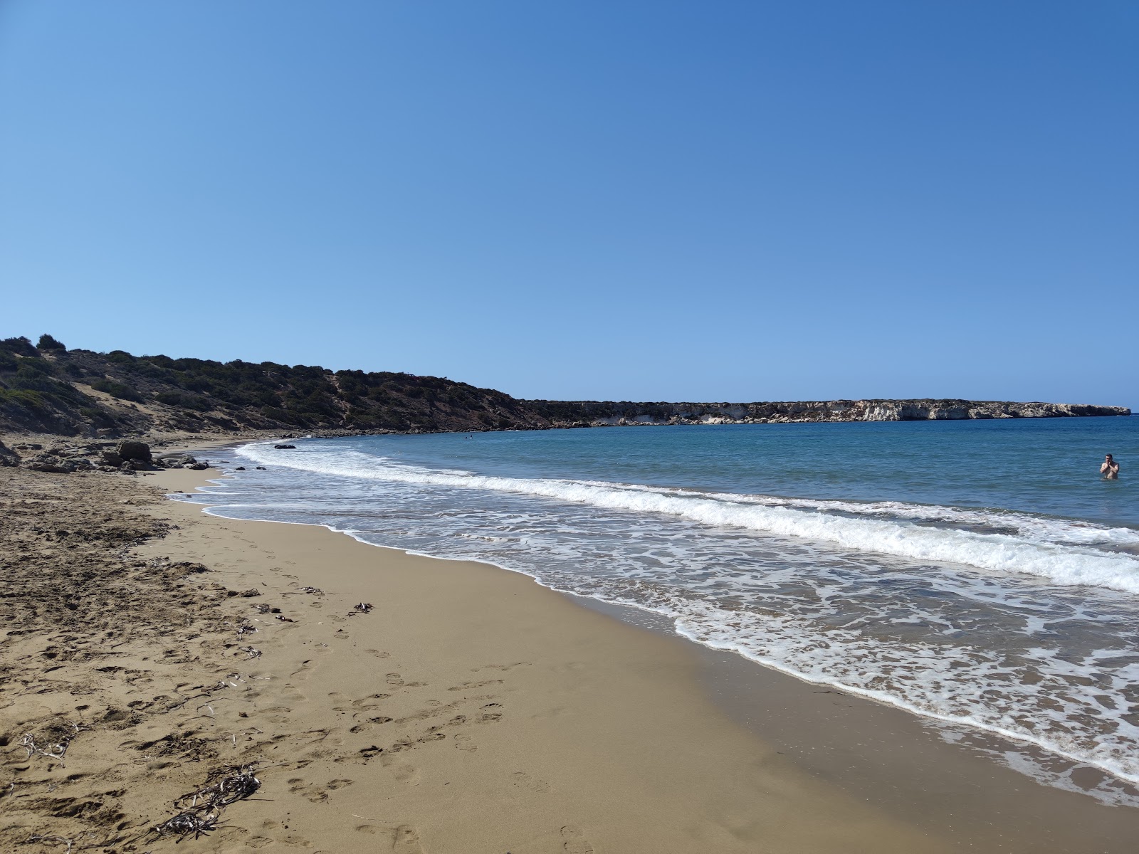 Photo de Lara beach avec l'eau cristalline de surface