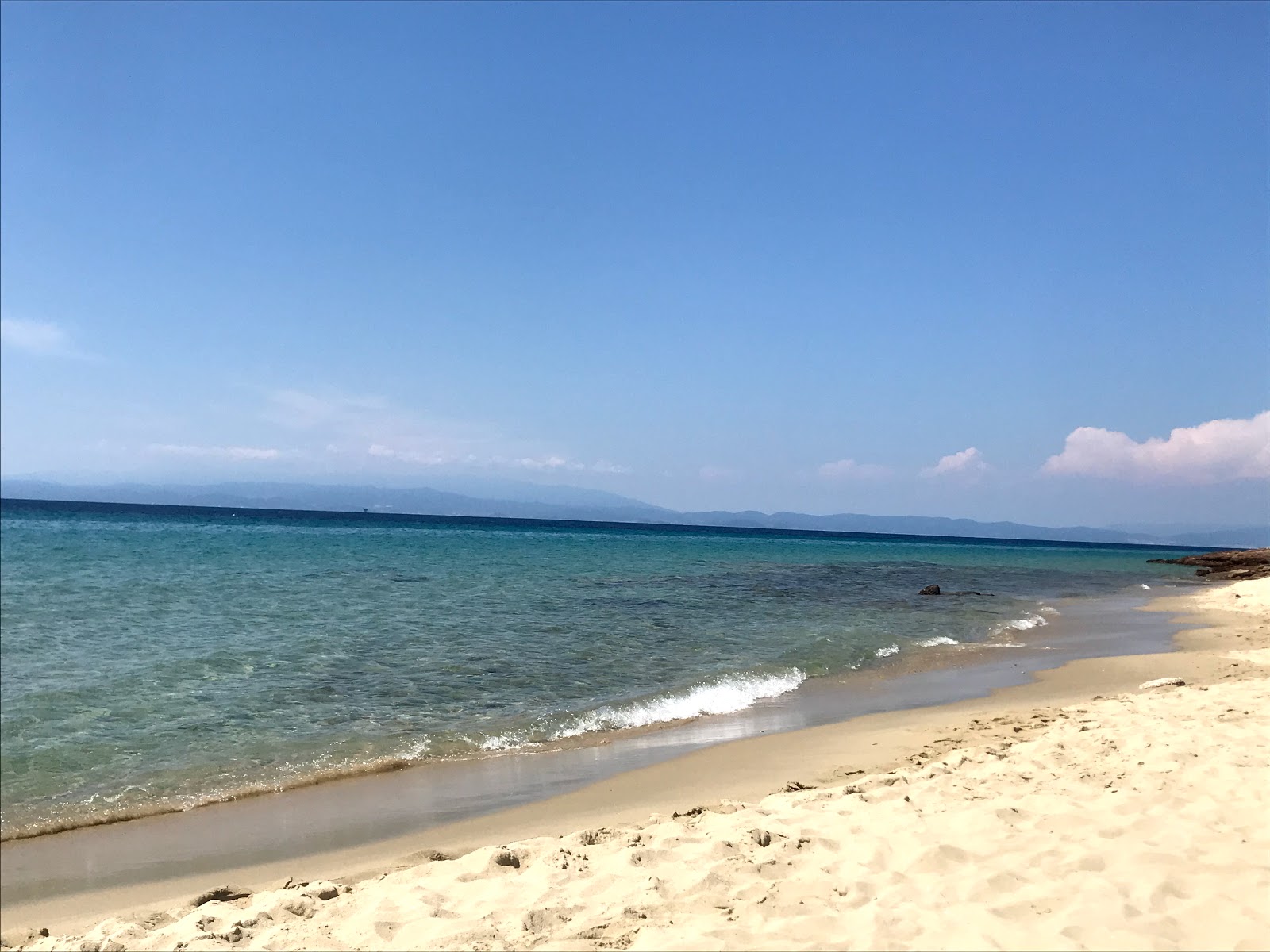 Peristeres beach的照片 带有碧绿色纯水表面