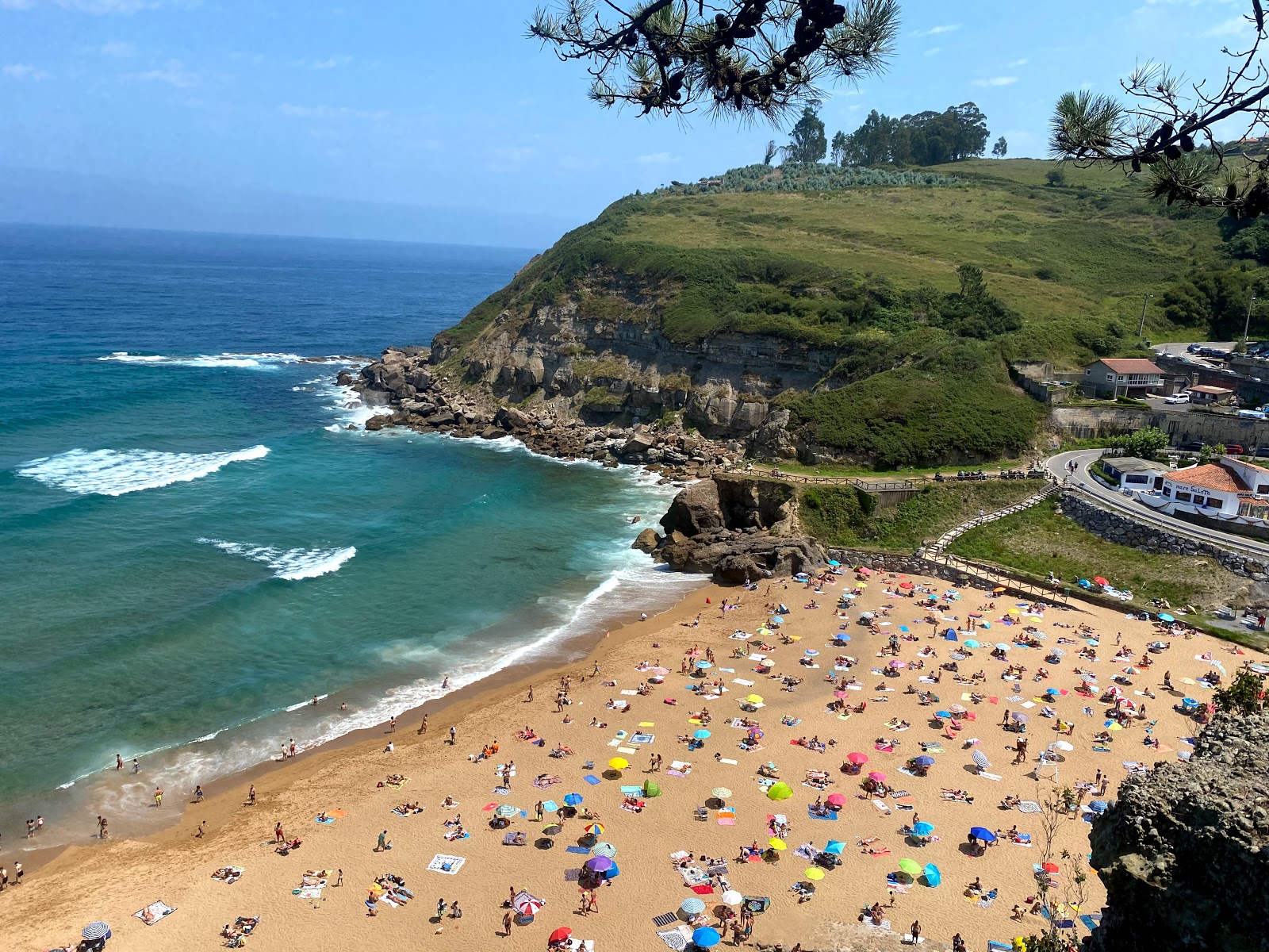 Foto di Spiaggia La Ñora con una superficie del sabbia beige fine