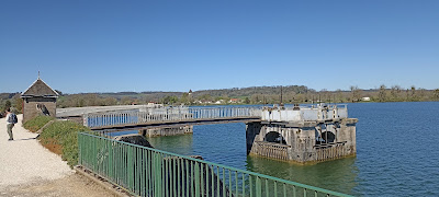 Prise d'eau du barrage à Villegusien-le-Lac