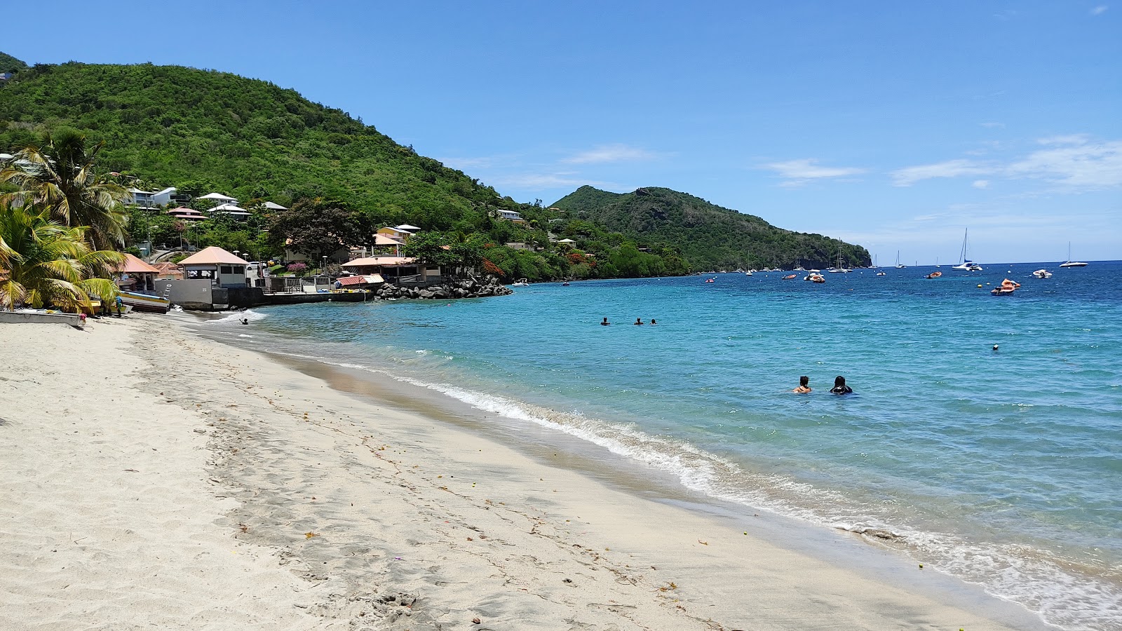 Photo de Plage du Bourg avec l'eau cristalline de surface