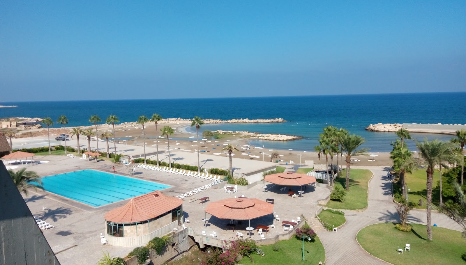 Zdjęcie Manara Beach z powierzchnią drobny beżowy piasek