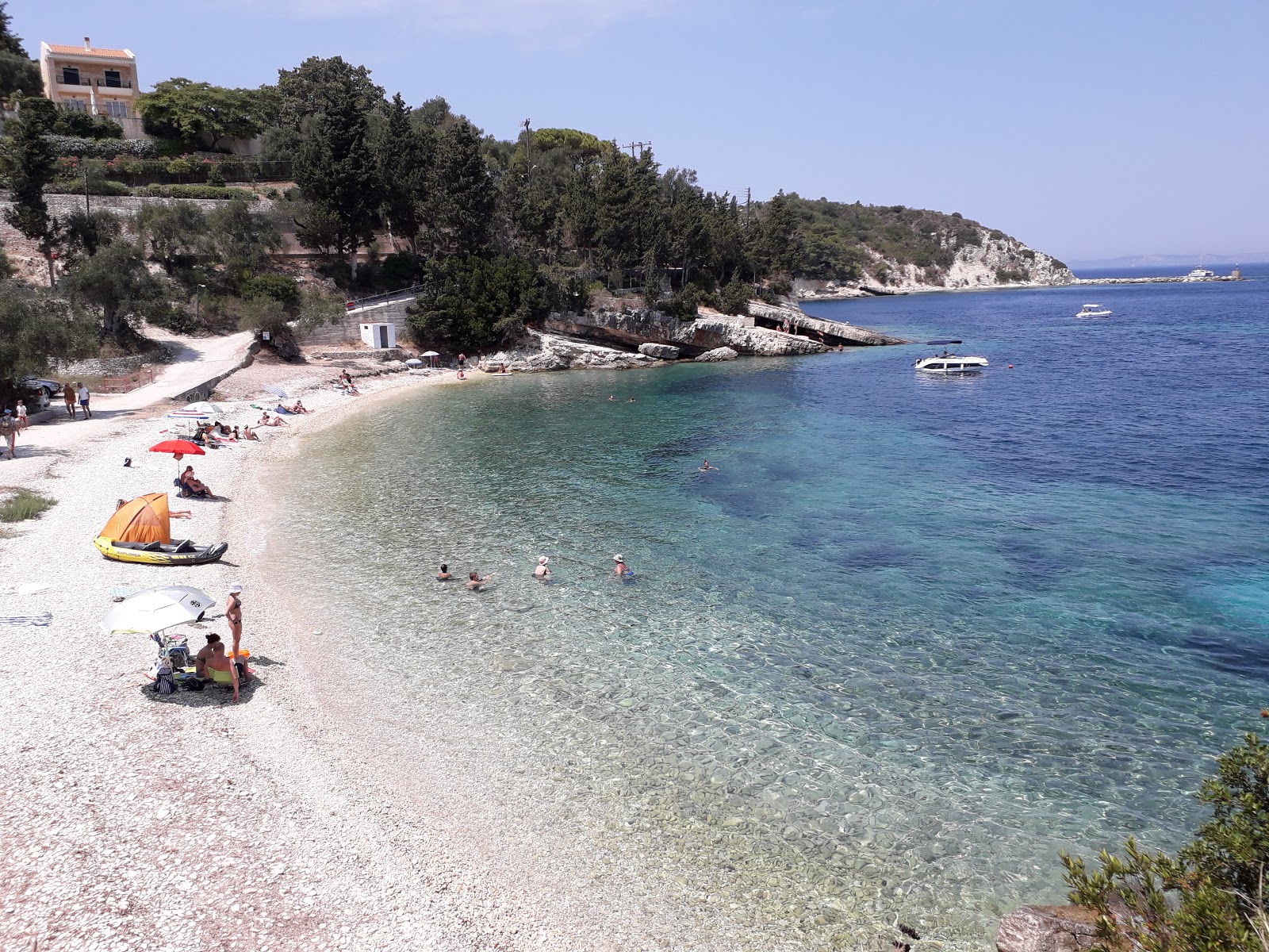 Foto di Paralia Levrechio con una superficie del ciottoli beige