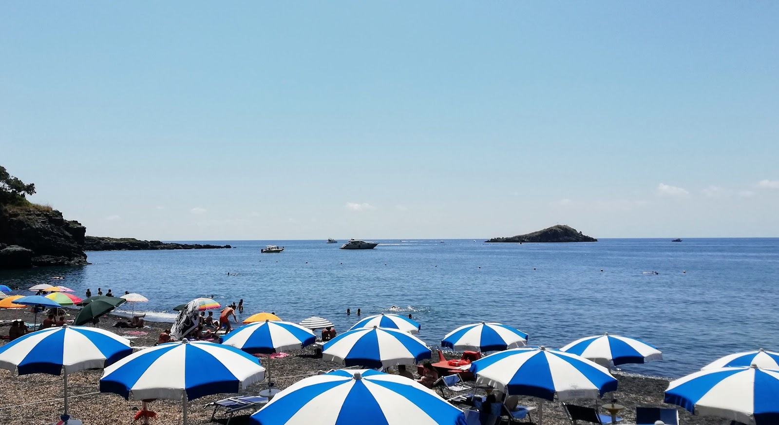 Foto de Spiaggia Nera con arena gris superficie