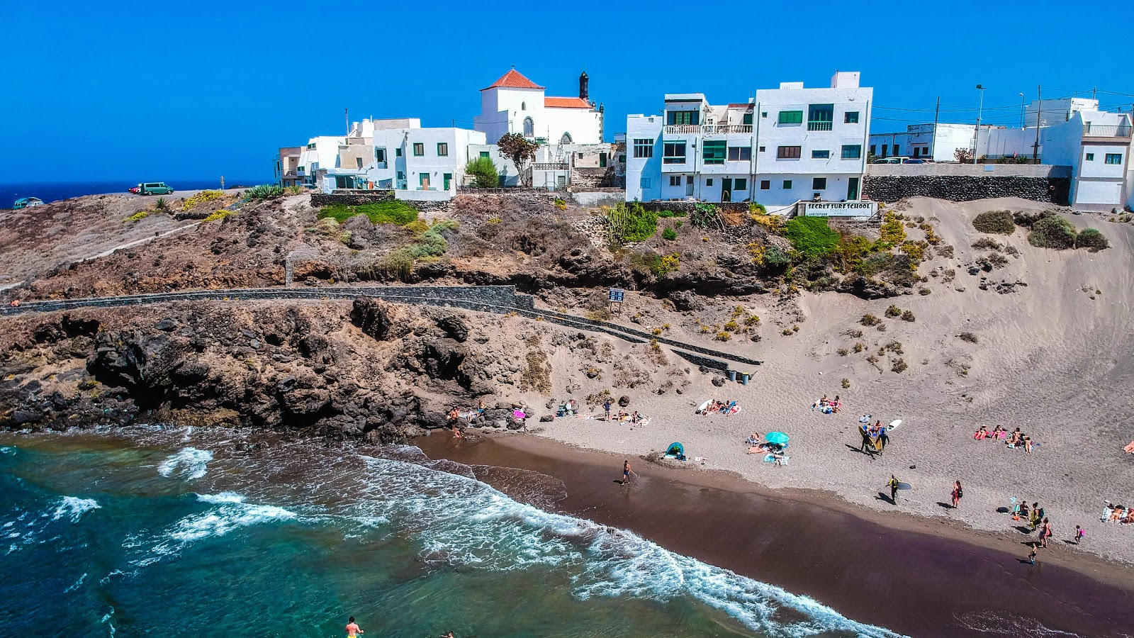 Photo de Playa el Poris avec sable brun de surface
