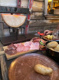 Raclette du Restaurant français La Table à Raclette à Saint-Julien-en-Genevois - n°13