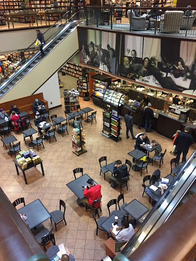 Book Store «Barnes and Noble», reviews and photos, 2500 N Mayfair Rd, Milwaukee, WI 53226, USA