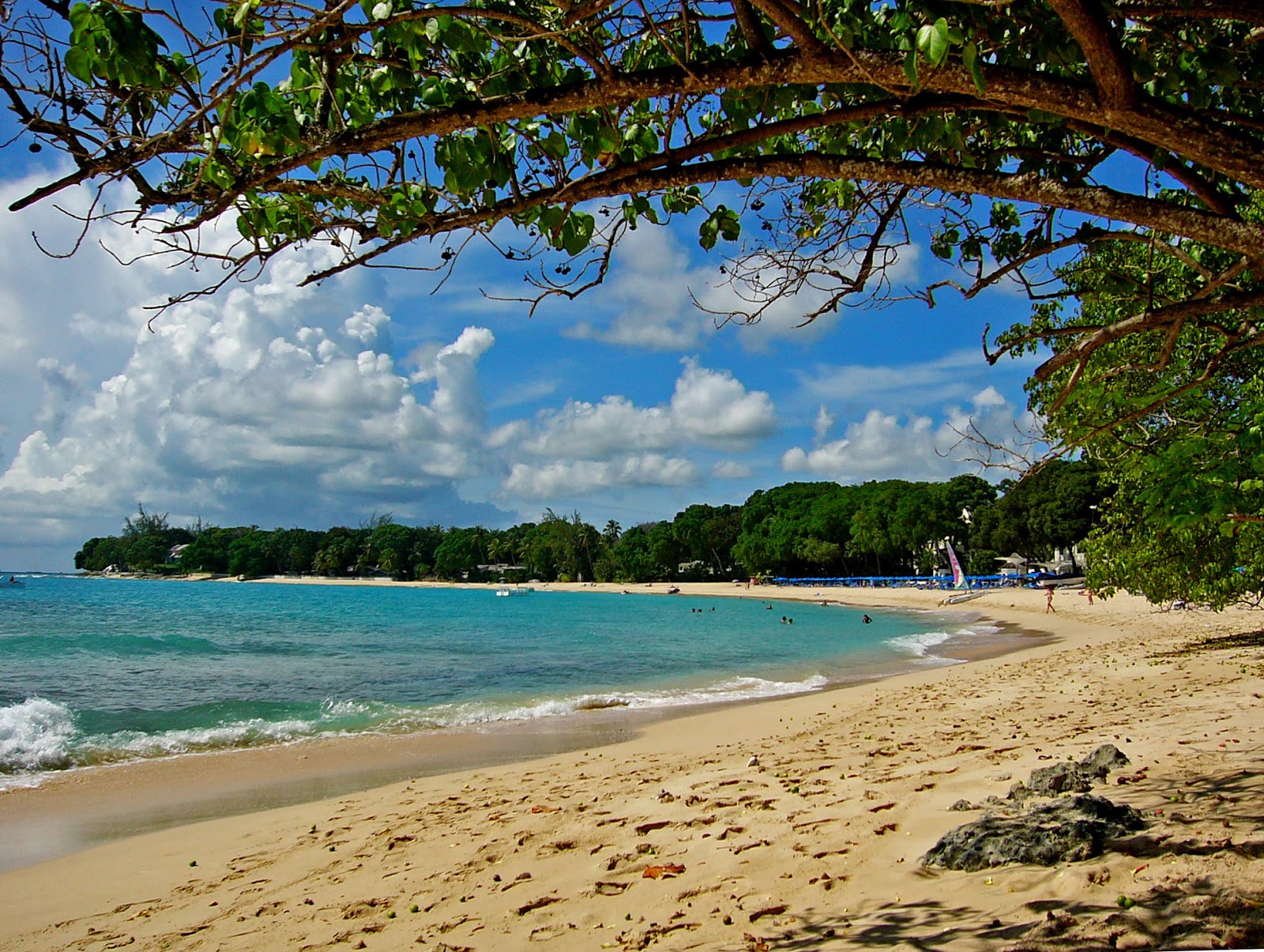 Foto de Sandy Lane beach com areia bege fina superfície