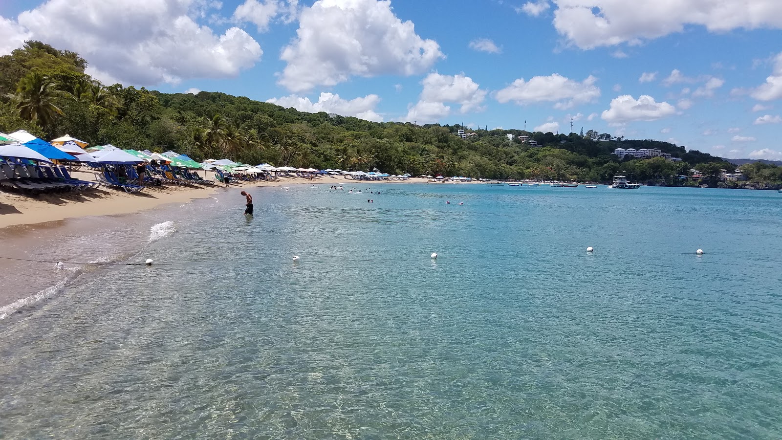 Sosua Plajı'in fotoğrafı - rahatlamayı sevenler arasında popüler bir yer