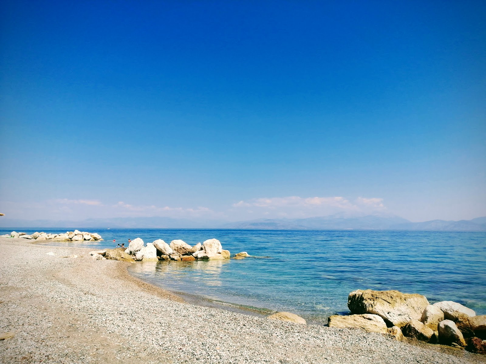 Photo de Pefkias beach avec l'eau turquoise de surface