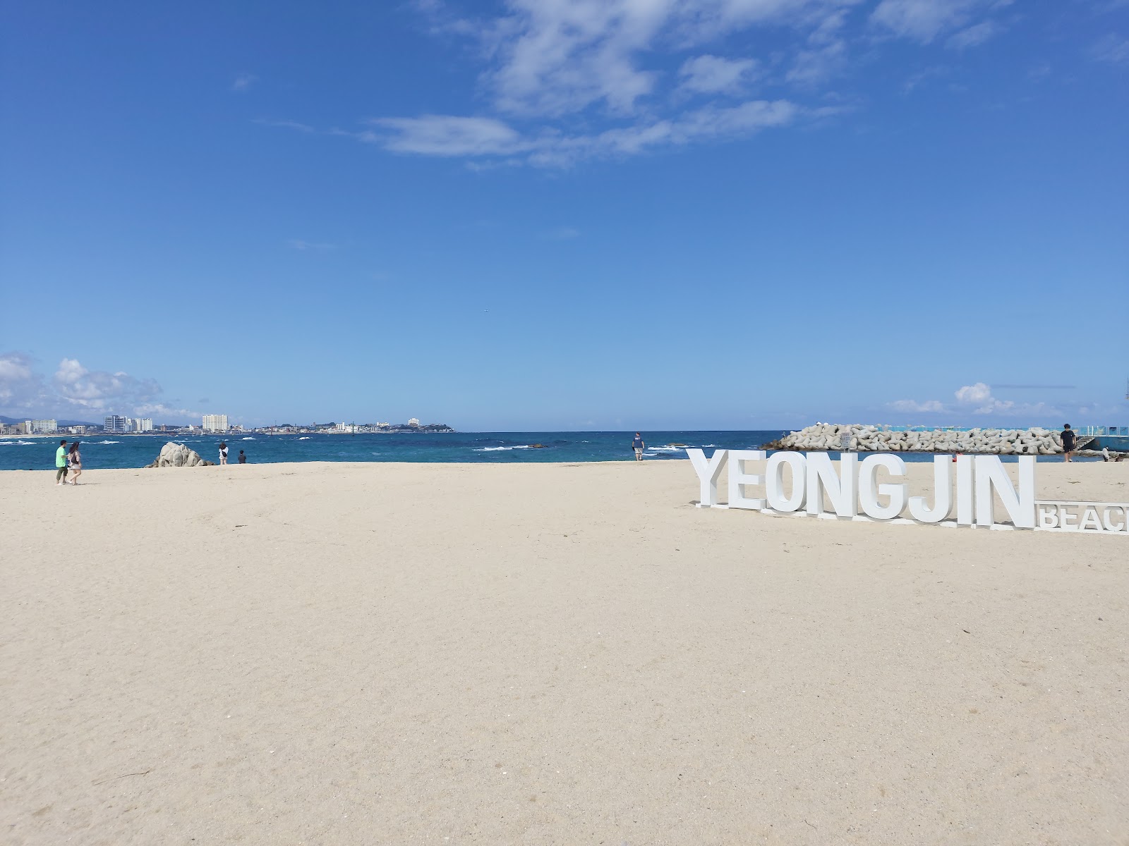 Foto von Yeongjin Beach und die siedlung