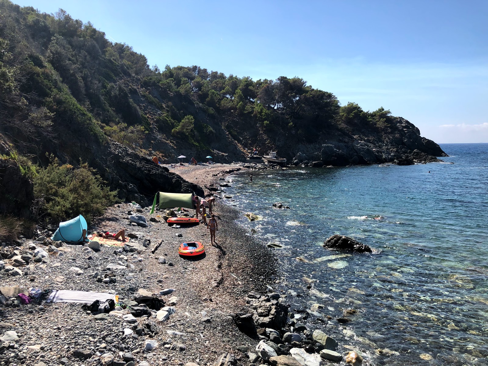 Foto van Spiaggia dell'Ogliera met lichte kiezelsteen oppervlakte