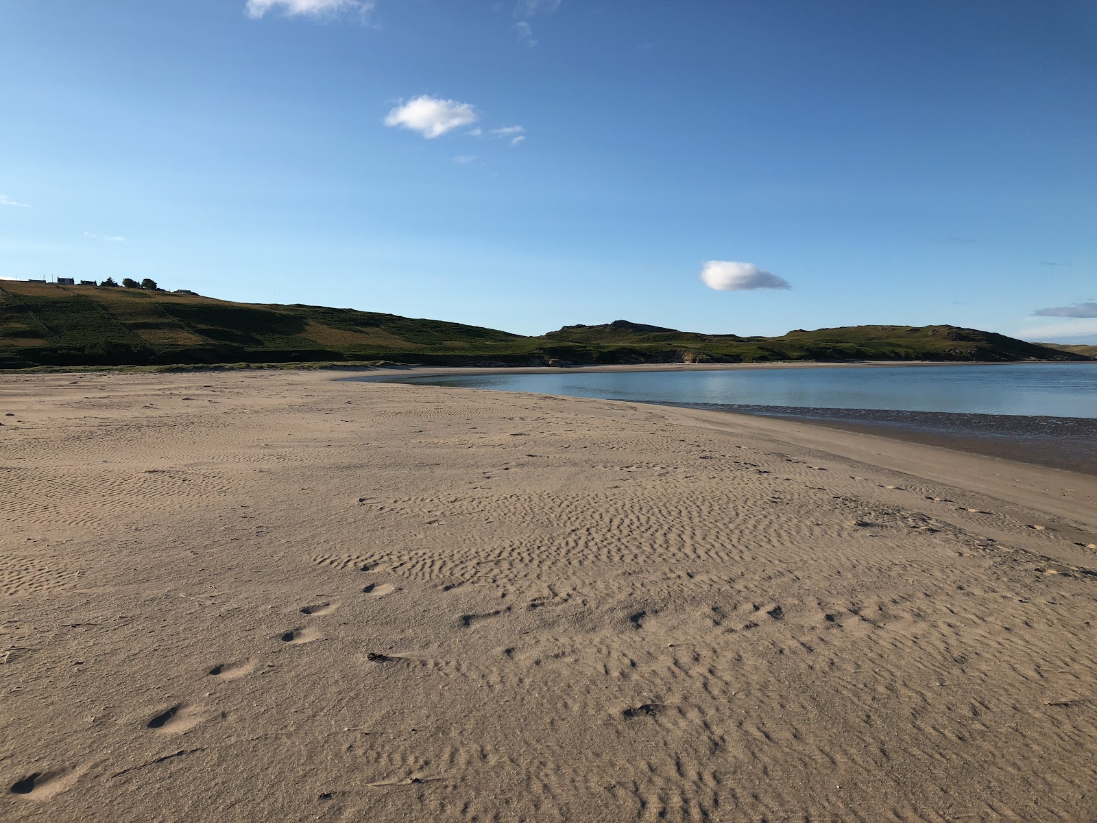Zdjęcie Skinnet Beach z powierzchnią beżowy piasek