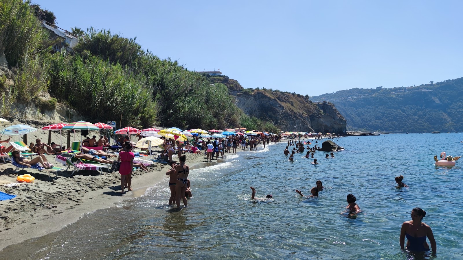 Foto von Spiaggia Cava Dell'Isola mit geräumige bucht
