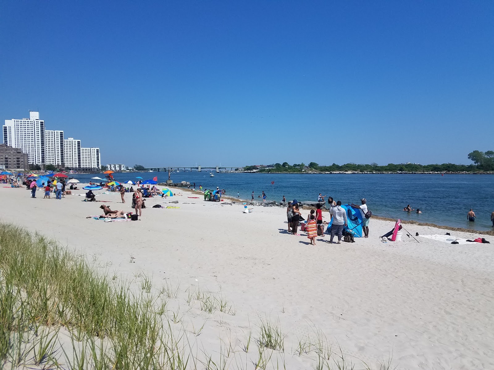 Foto van Rockaway Park Beach met helder zand oppervlakte