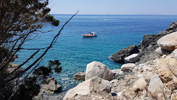 Foto von Buche Beach umgeben von Bergen