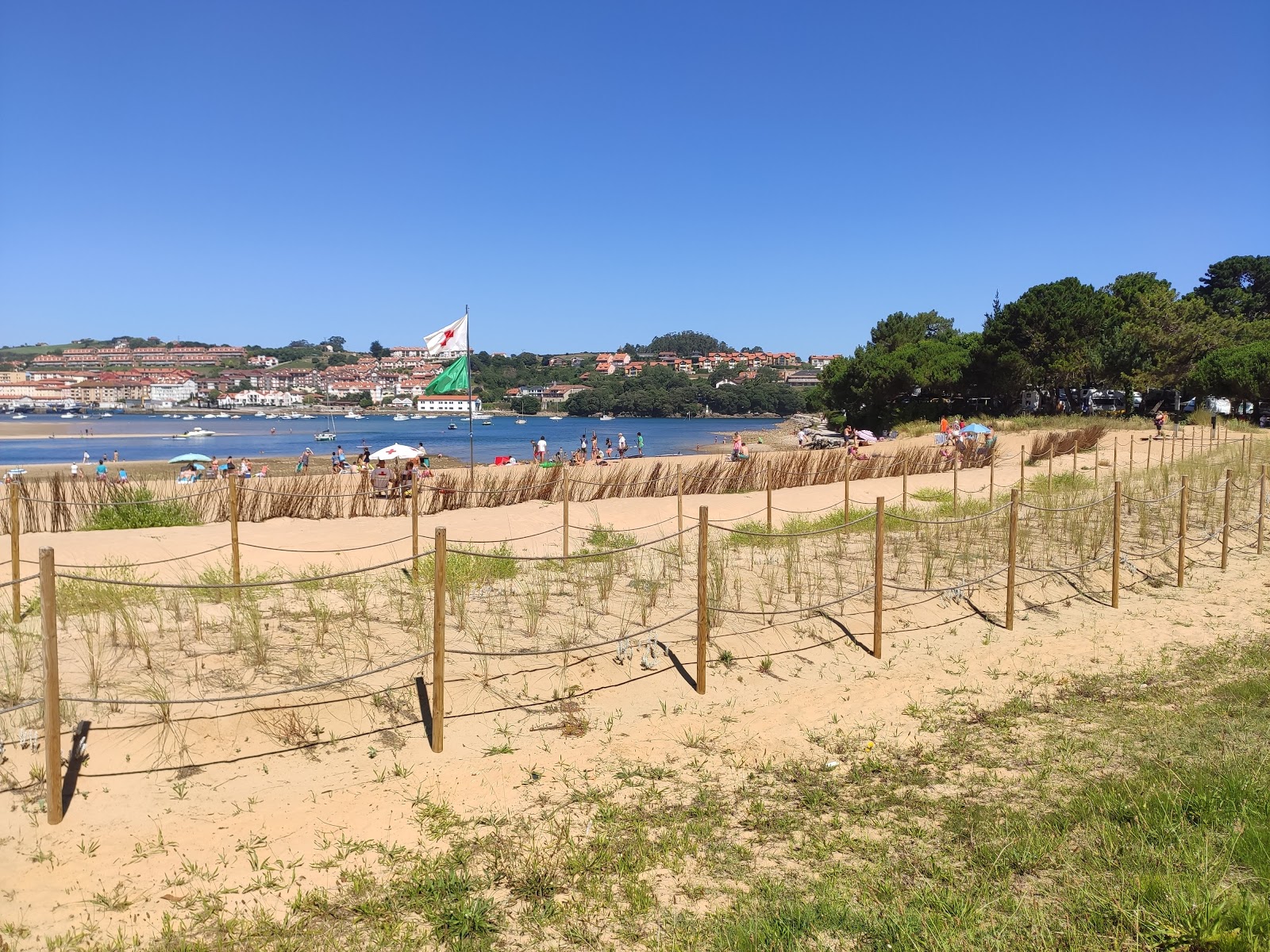 Foto von Playa del Puntal mit beiger sand Oberfläche