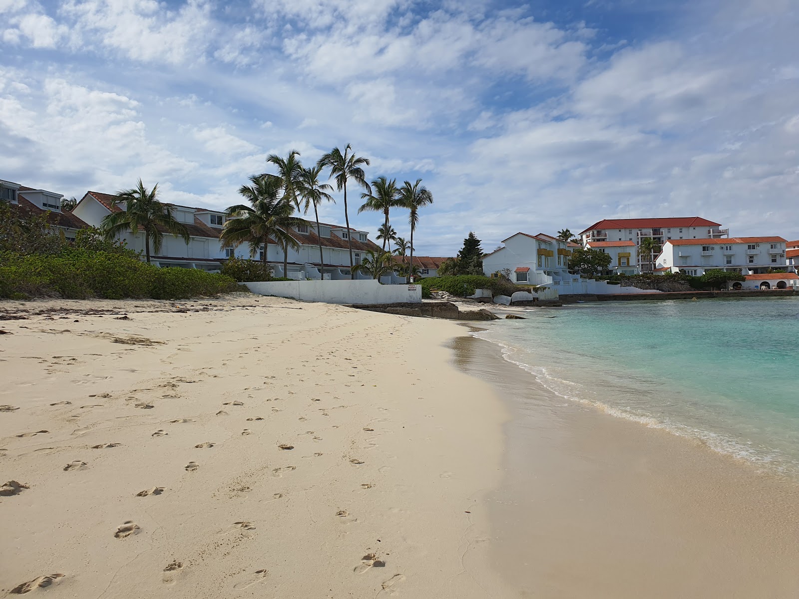 Foto de Sandyport beach com meios de comunicação nível de limpeza