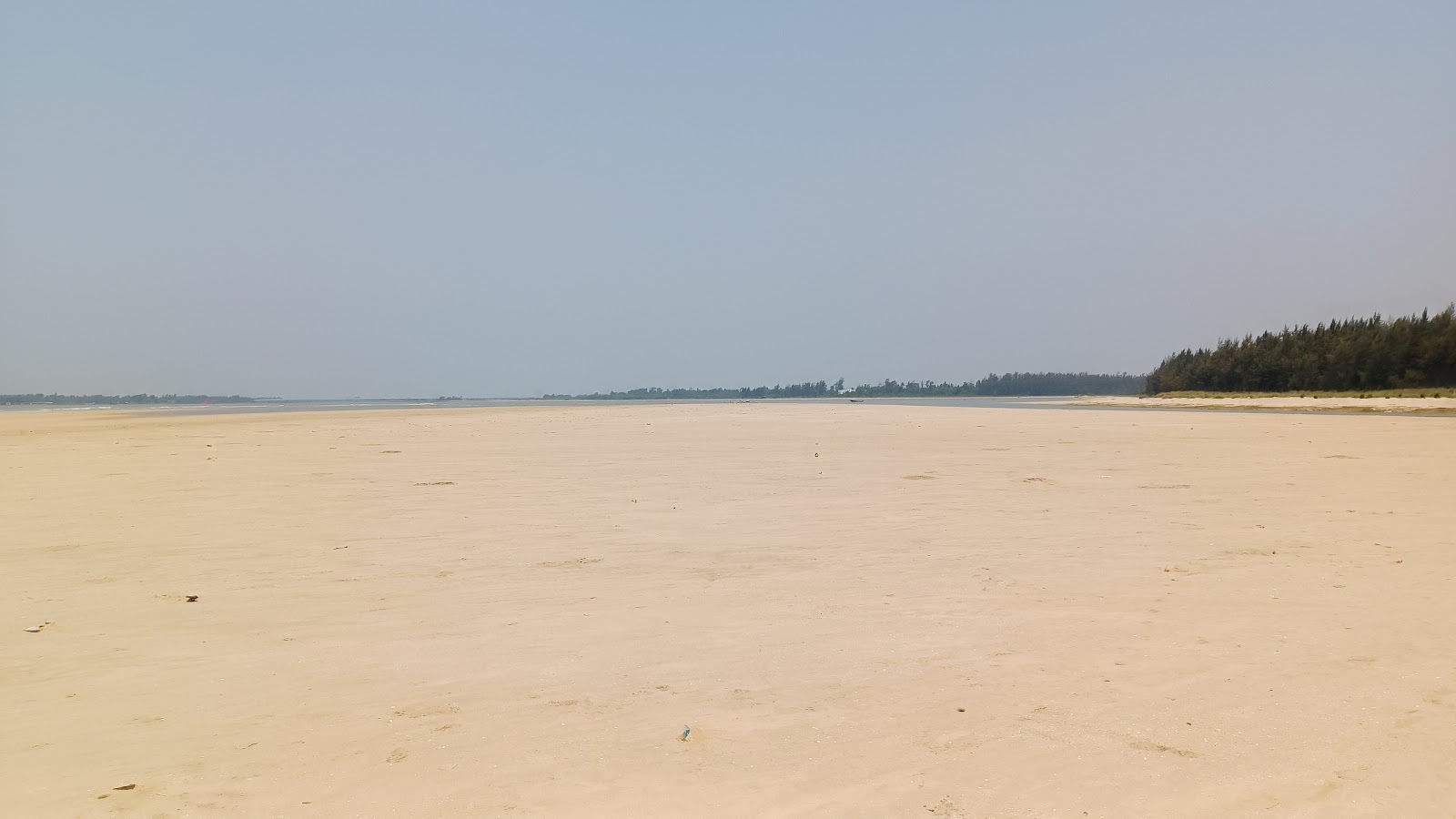 Valokuva Boguran Jalpai Sea Beachista. pinnalla turkoosi puhdas vesi:n kanssa